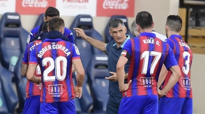 Pelatih Eibar Jose Luis Mendilibar memberi arahan kepada para pemainnya dalam pertandingan menghadapi Villarreal di ajang La Liga, 19 Juli 2020. [AFP]