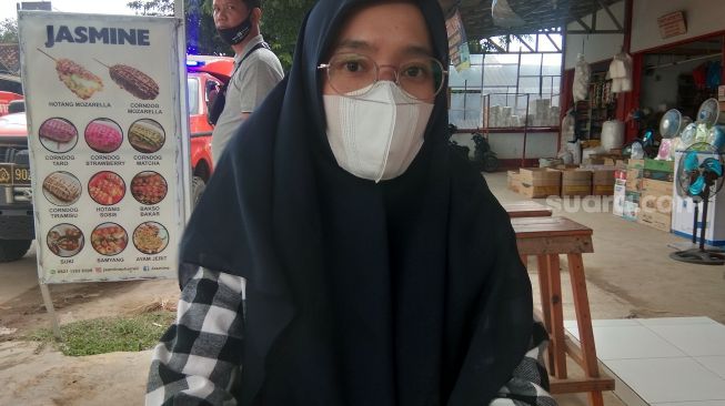 Soraya (29), saksi mata kebakaran ruko di Kampung Lebak Baru, Desa Renged, Kecamatan Kresek, Kabupaten Tangerang, yang menewaskan ibu dan anak, Selasa (29/12/2020). [Suara.com/Ridsha Vimanda Nasution]