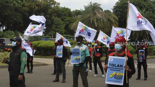 Sejumlah massa buruh yang tergabung dalam Konfederasi Serikat Pekerja Indonesia (KSPI) melakukan aksi unjuk rasa di kawasan Patung Kuda Arjuna Wiwaha, Jakarta, Selasa (29/12/2020). [Suara.com/Angga Budhiyanto]