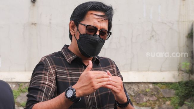 Komedian Andre Taulany saat diwawancarai awak media di Kawasan Tendean, Jakarta Selatan, Selasa (29/12/2020). [Suara.com/Alfian Winanto]