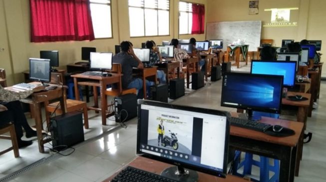 Webinar Edukasi Safety Riding SMK Binaan se-Jateng dan DIY dilaksanakan secara daring dan beberapa di antaranya juga luring [Dok PT YIMM].