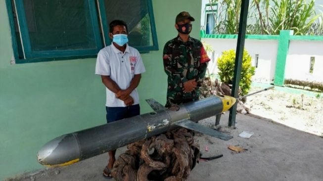 Saehuddin, nelayan asal Desa Majapahit, Kecamatan Pasimarannu, Kabupaten Kepulauan Selayar menemukan benda asing. Menyerupai rudal. / [Foto: Istimewa]