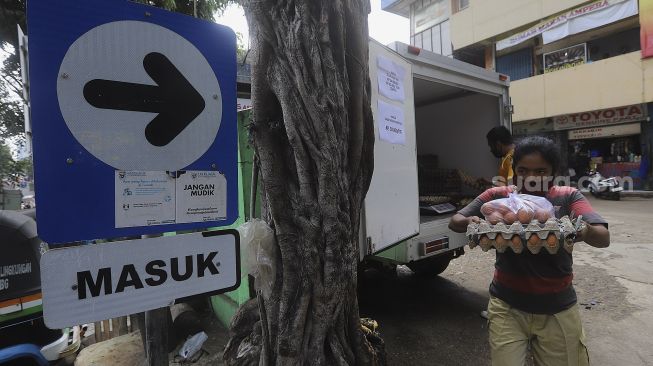 Warga membeli telur saat Gelar Pangan Murah (GPM) di Pasar Cipete Utara, Jakarta, Selasa (29/12/2020). [Suara.com/Angga Budhiyanto]