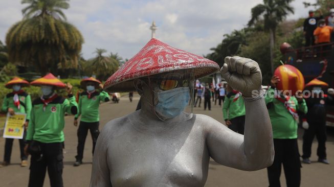 Sejumlah massa buruh yang tergabung dalam Konfederasi Serikat Pekerja Indonesia (KSPI) melakukan aksi unjuk rasa di kawasan Patung Kuda Arjuna Wiwaha, Jakarta, Selasa (29/12/2020). [Suara.com/Angga Budhiyanto]