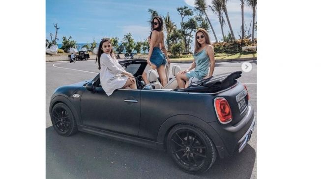 Anya bersama 2 temannya berlibur dengan menunggani Mini Cooper (Instagram)