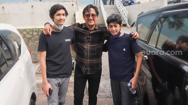 Komedian Andre Taulany bersama dengan kedua anaknya, Ardio Taulany (kiri) dan Arkenzy Taulany (kanan) saat ditemui di Kawasan Tendean, Jakarta Selatan, Selasa (29/12/2020). [Suara.com/Alfian Winanto]