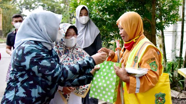 Senyum Penyapu Jalan saat Mendapat Bingkisan dari Gubernur Edy