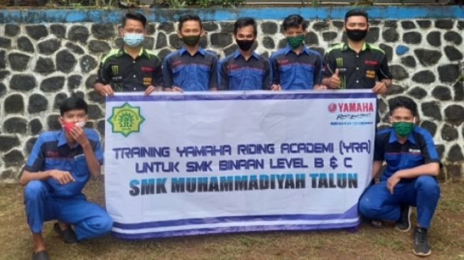 Edukasi Safety Riding SMK Binaan se-Jateng dan DIY juga ada yang dilakukan secara luring, dengan protokol kesehatan sesuai peraturan pemerintah [DOk PT YIMM]. 