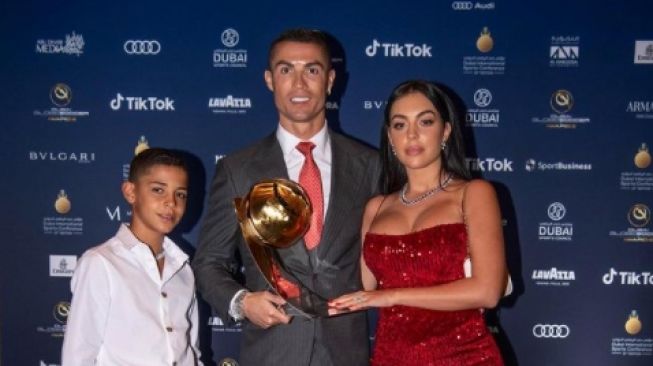 Kekasih Cristiano Ronaldo, Georgina Rodriguez menemani sang mega bintang Juventus meraih penghargaan pemain terbaik Abad 21 dari Globe Soccer Awards. [Dok. Instagram@georginagio].