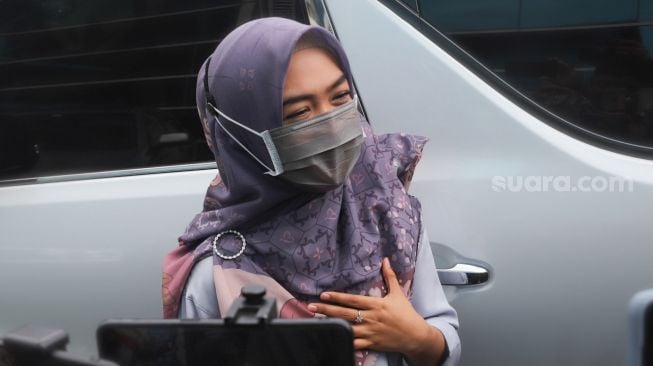 Ria Ricis saat ditemui awak media di Kawasan Tendean, Jakarta Selatan, Selasa (29/12/2020). [Suara.com/Alfian Winanto]