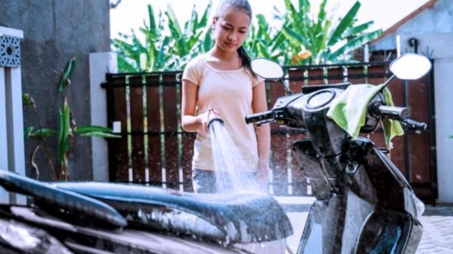 Liburan di Rumah? Waktunya Mencuci Motor, Ini Cara yang Baik