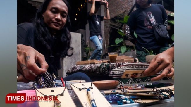 Unik, Warga Malang Sulap Bunga Edelweis dan Tumbuhan Jamur Menjadi Liontin