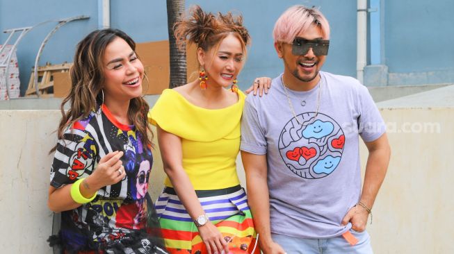 Presenter Melaney Ricardo bersama dengan Pedangdut Inul Daratista dan Perancang Busana Caren Delano berpose didepan kamera saat ditemui di Kawasan Tendean, Jakarta Selatan, Rabu (30/12/2020). [Suara.com/Alfian Winanto]