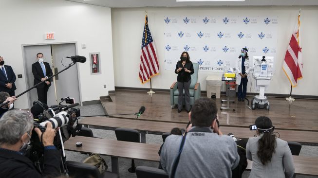 Wakil Presiden Amerika Serikat terpilih Kamala Harris berbicara kepada media setelah menerima suntikan vaksin COVID-19 di United Medical Center di Washington, DC, Amerika Serikat, Selasa (29/12). [Alex Edelman / AFP]