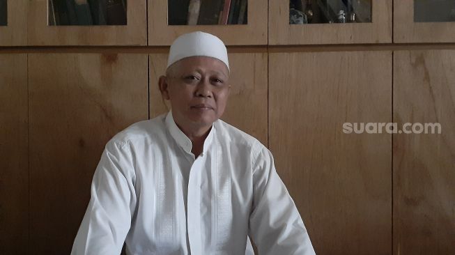 Ketua DPW FPI Tangsel KH Khalilulrahman Ahmad ditemui di kediamannya, Rabu (30/12/2020). [Suara.com/Wivy]