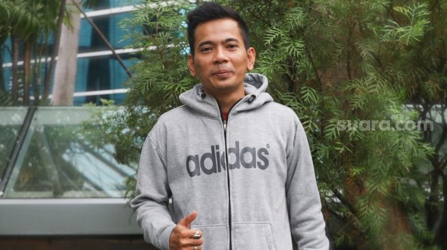 Penyanyi Januarisman atau Aris Idol berpose didepan kamera saat ditemui di Kawasan Tendean, Jakarta Selatan, Rabu (30/12/2020). [Suara.com/Alfian Winanto]