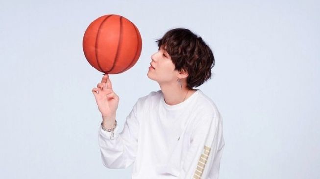 Suga BTS bermain basket (dok. istimewa)