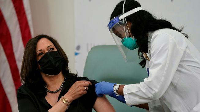 Perawat Patricia Cummings menyuntikan vaksin COVID-19 kepada Wakil Presiden terpilih Kamala Harris di United Medical Center di Washington, DC, Amerika Serikat, Selasa (29/12).  [Alex Edelman / AFP]