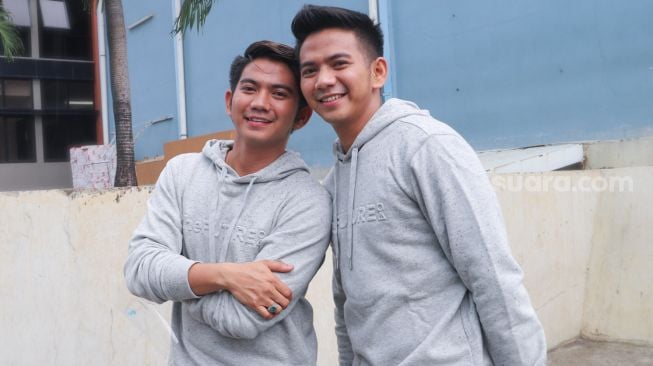 Pedangdut Rizki (kiri) dan Ridho (kanan) D'Academy saat ditemui di Kawasan Tendean, Jakarta Selatan, Rabu (30/12/2020). [Suara.com/Alfian Winanto]