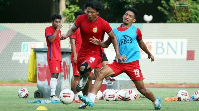 Bek Bhayangkara Solo FC, Achmad Jufriyanto (kiri). [dok. Bhayangkara FC]