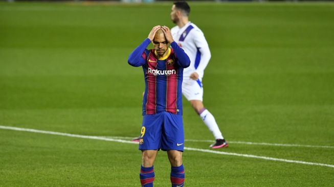 Ekspresi kekecewaan penyerang Barcelona, Martin Braithwaite pada laga Liga Spanyol 2020/2021 kontra Eibar di Camp Nou, Rabu (30/12/2020) dini hari WIB. [Pau BARRENA / AFP]