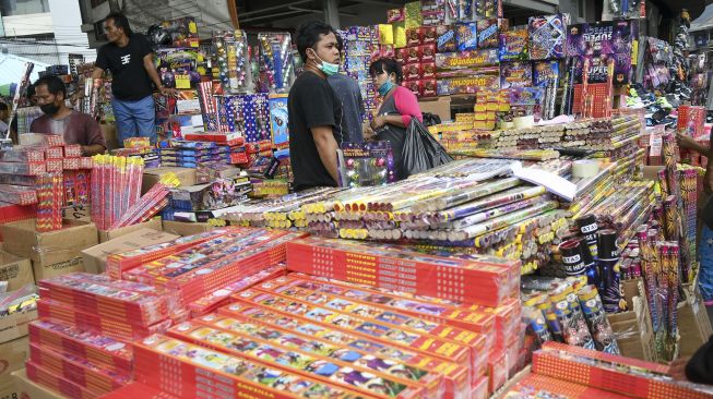 Pembeli memilih kembang api di Pasar Asemka, Jakarta, Rabu (30/12/2020).  [ANTARA FOTO/Galih Pradipta]