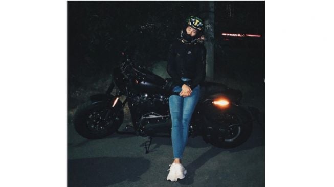 Potret atlet voli cantik Sabina Altynbekova pose di dekat Harley-Davidson (Instagram)