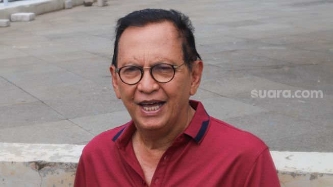 Aktor Roy Marten saat ditemui awak media di Kawasan Tendean, Jakarta Selatan, Rabu (30/12/2020). [Suara.com/Alfian Winanto]