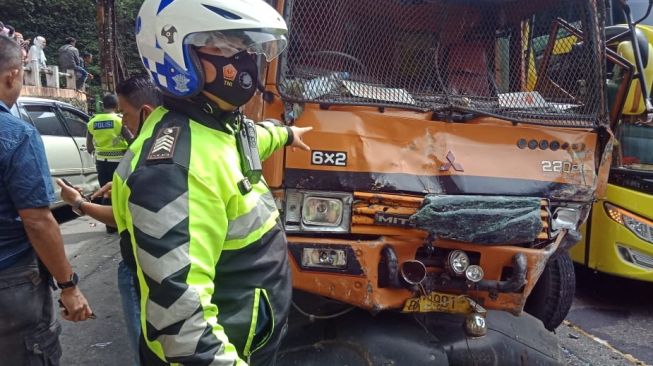 Tabrakan Beruntun di Air Terjun Lembah Anai, 12 Orang Luka-luka