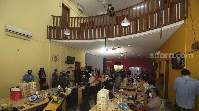 Suasana acara Syukuran Tahunan Suara.com di Kantor Redaksi Suara.com, Jakarta, Rabu (30/12/2020). [Suara.com/Angga Budhiyanto]