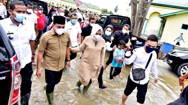 Tinjau Lokasi Banjir Langkat, Gubernur Edy Rahmayadi Serahkan Bantuan