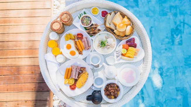 Ilustrasi Floating Breakfast (Envato elements By siraphol)