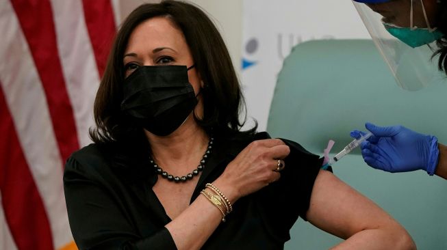 Perawat Patricia Cummings menyuntikan vaksin COVID-19 kepada Wakil Presiden terpilih Kamala Harris di United Medical Center di Washington, DC, Amerika Serikat, Selasa (29/12).  [Alex Edelman / AFP]
