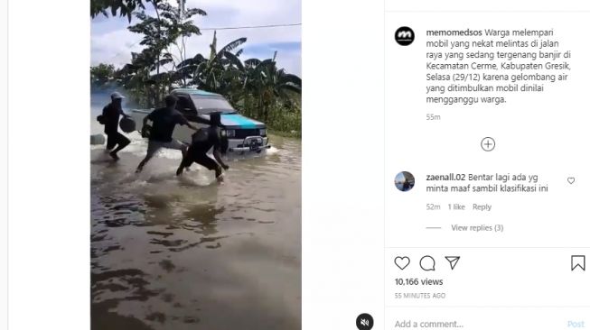 Viral Video Warga Gresik Siram Pemobil Pakai Air Banjir, Tuai Perdebatan