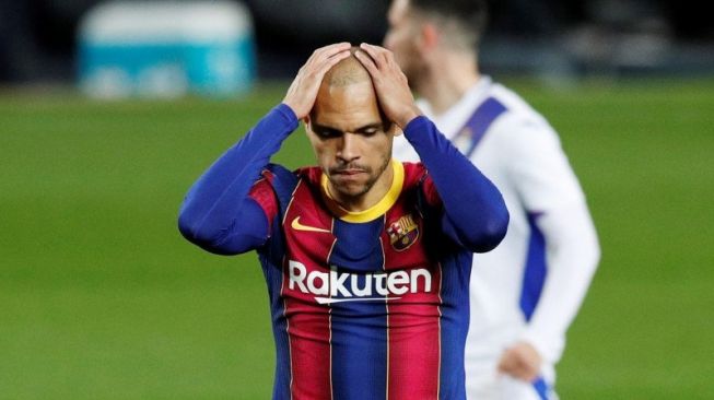 Pemain Barcelona Martin Braithwaite gagal melakukan eksekusi penalti di pertandingan La Liga melawan Eibar di Camp Nou, Barcelona. (29/12/2020) (Reuters/Albert Gea)