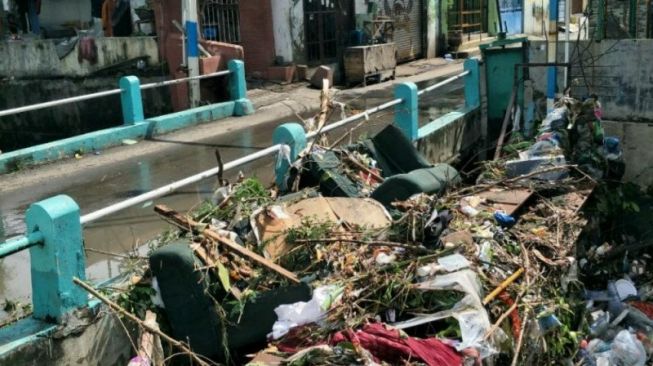 Plt Wali Kota Surabaya Ungkap Tumpukan Sampah Penyebab Banjir