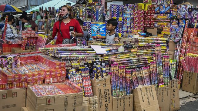 Pembeli memilih kembang api di Pasar Asemka, Jakarta, Rabu (30/12/2020).  [ANTARA FOTO/Galih Pradipta]
