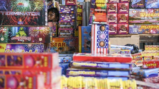 Pedagang kembang api di Pasar Asemka, Jakarta, Rabu (30/12/2020).  [ANTARA FOTO/Galih Pradipta]
