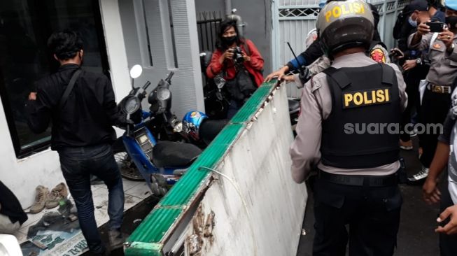 Brimob dan tentara bongkar atribut FPI di Petamburan, Jakarta Pusat. (Suara.com/Novian)