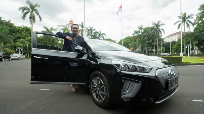 Gubernur Jawa barat Ridwan Kamil berpose bersama Hyundai IONIQ EV [Hyundai].