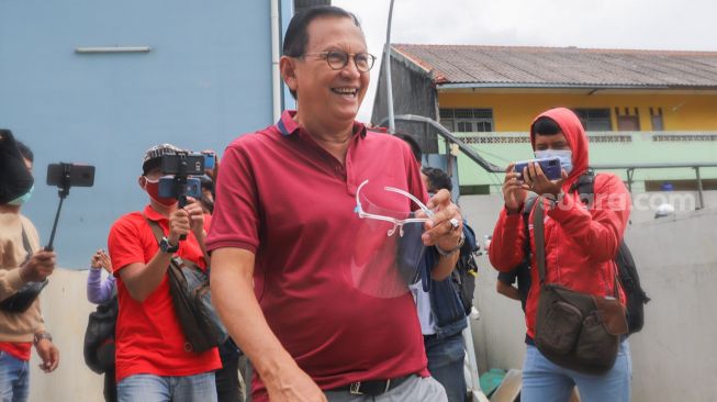 Aktor Roy Marten saat ditemui di Kawasan Tendean, Jakarta Selatan, Rabu (30/12/2020). [Suara.com/Alfian Winanto]