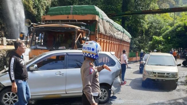 Truk Hantam 8 Minibus di Air Terjun Lembah Anai, Belasan Orang Luka-luka