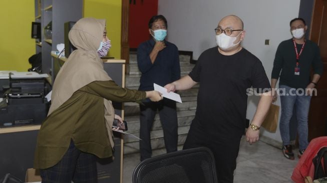 CEO PT Arkadia Digital Media Tbk, William Martaputra (kedua kanan) menerima hadiah undian saat acara Syukuran Tahunan Suara.com di Kantor Redaksi Suara.com, Jakarta, Rabu (30/12/2020). [Suara.com/Angga Budhiyanto]