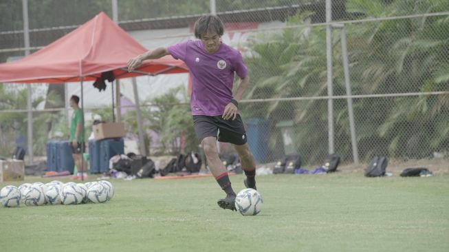 Pemain Madura United, Andik Rendika Rama, yang saat ini ikut training camp (TC) Timnas Indonesia untuk SEA Games 2021 di Jakarta (dok. PSSI)