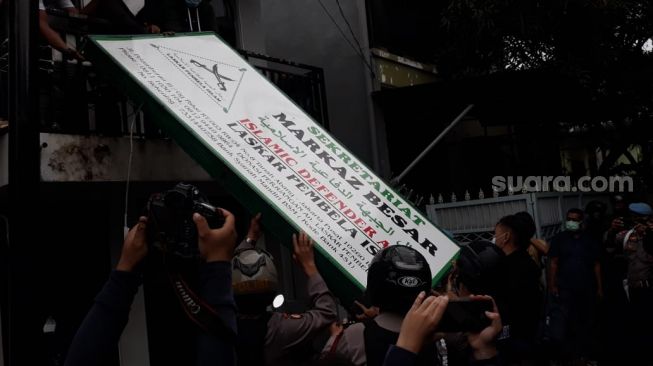 Brimob dan tentara bongkar atribut FPI di Petamburan, Jakarta Pusat. (Suara.com/Novian)