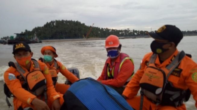 Tim SAR Pontianak Kalimantan Barat melakukan pencarian terhadap ABK yang hilang di perairan Mempawah. (ist)