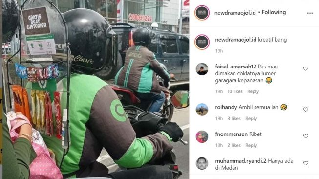 Ojol memanfaatkan sekat pembatas sebagai tempat untuk menggantungkan makanan ringan (Instagram)