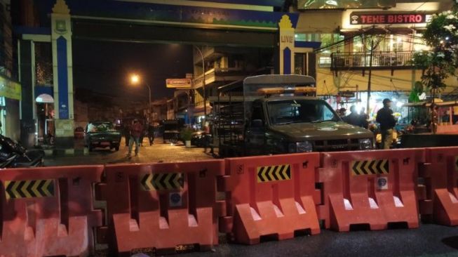 Cegah Kerumunan Malam Tahun Baru, Satpol PP Sweeping Pedagang di Pasar Lama