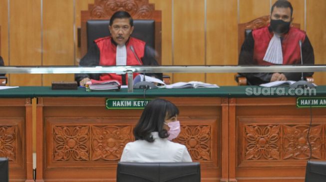 Aktris Vanessa Angel saat menjalani sidang vonis terkait kasus narkoba di Pengadilan Negeri Jakarta Barat, Kamis (5/11/2020). [Suara.com/Alfian Winanto]