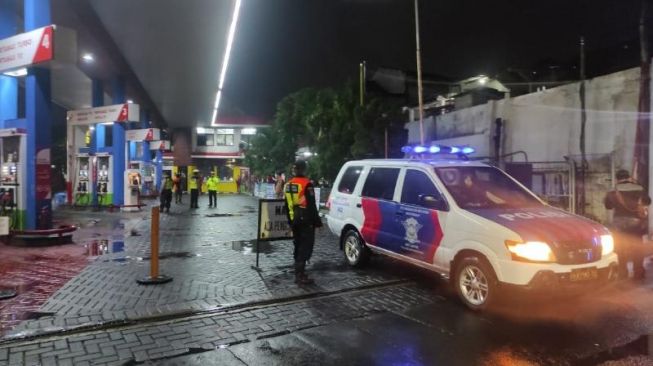 Layani Pembeli di Malam Tahun Baru, 2 SPBU di Surabaya Dipaksa Tutup Aparat